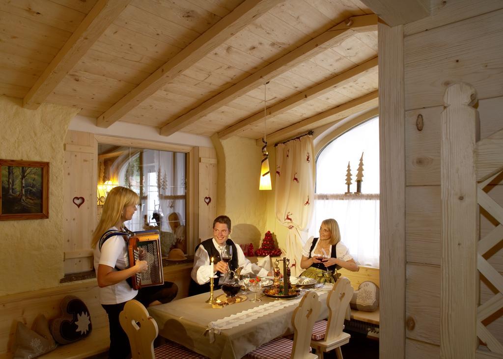 Hotel "Zum Ritter" Tannheim Restaurant photo
